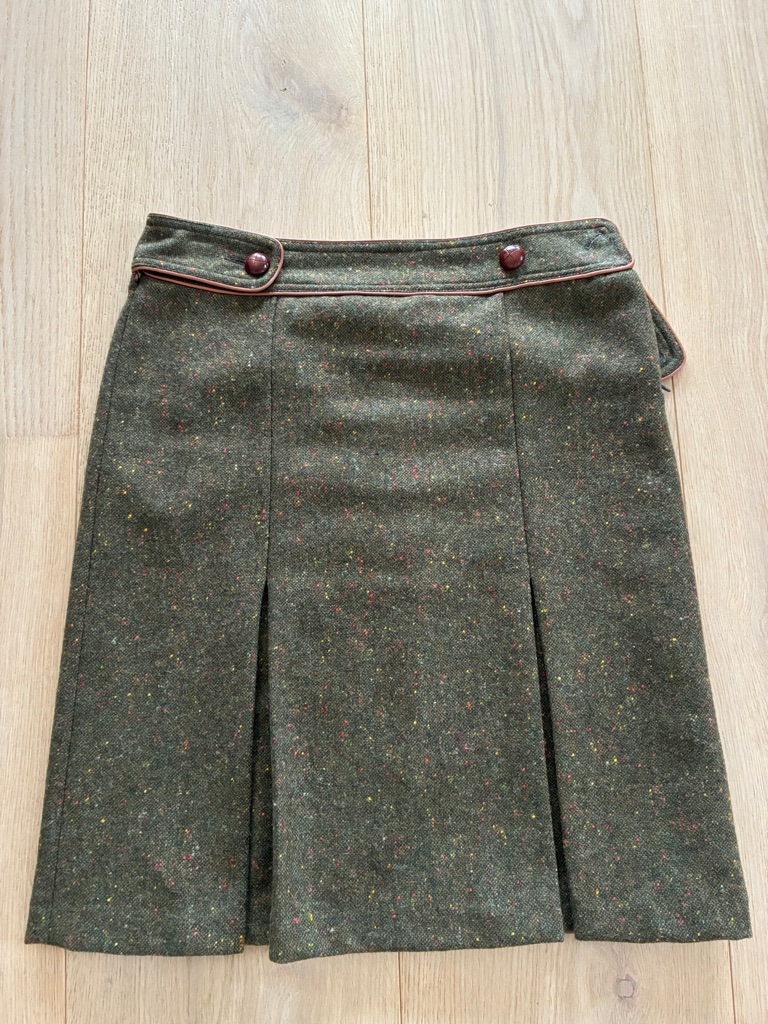 Cynthia Steffe! Olive Green Tweed Pleated Skirt W/Tan Leather Trim! 100% Wool.